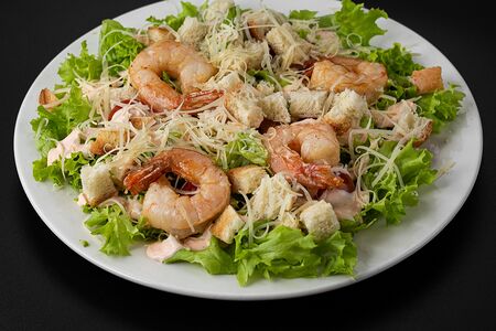 Салат Цезарь с креветками