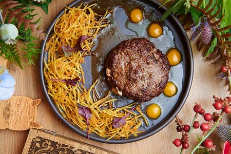 Сочный бифштекс из молодой говядины с сыром моцарелла и картофелем пай