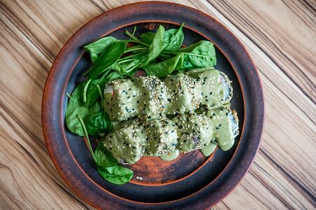 Жареный ролл с тунцом и гуакамоле