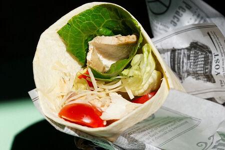 Шаурма с курицей и соусом цезарь