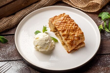 Яблочный штрудель (без мороженого)