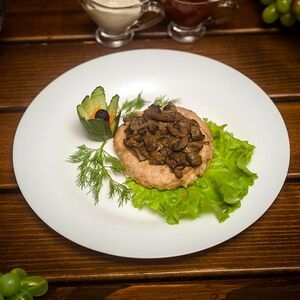 Бифштекс мясной с грибами