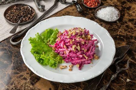 Салат Карельский со свеклой, медом и грецким орехом