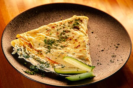 Блинчик с сулугуни и огурчиком