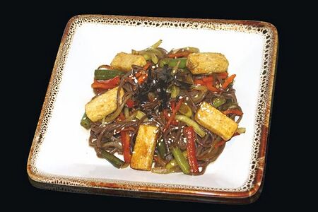 Гречневая лапша с тофу и овощами