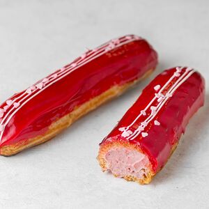 Эклер клубничный