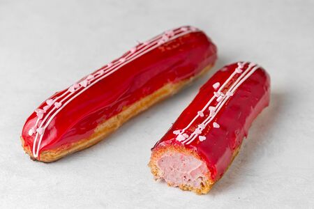 Эклер клубничный