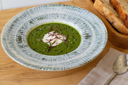 Суп из брокколи и шпината со страчателлой