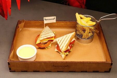 Мини сэндвич с курицей и картофелем фри