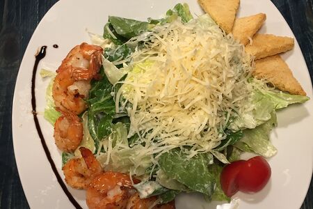 Салат Цезарь с креветками