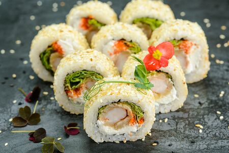 В кунжуте креветка темпура, салат, тобико, сыр