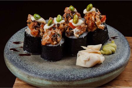 Ролл с угрем, тунцом и лососем