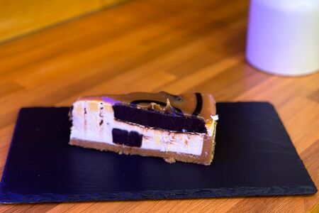 Пирожное Брауни с карамелью и фундуком