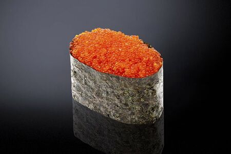 Гункан с икрой масаго