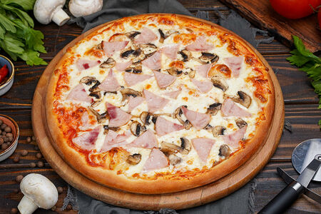 Пицца с ветчиной и грибами