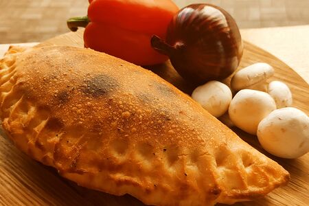 Кальцоне с охотничьими колбасками