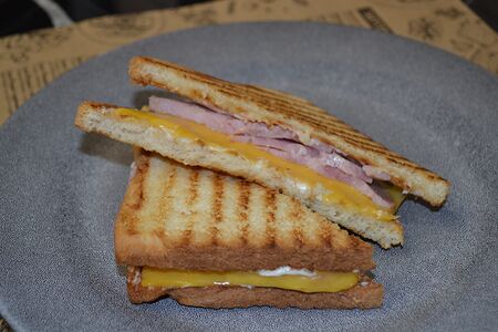 Сэндвич с ветчиной и сыром