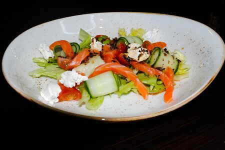 Салат со сливочным лососем