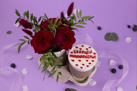 Подарочный набор букет цветов Красные розы в стаканчике и десерт