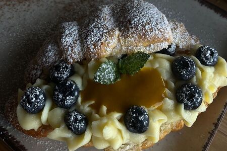 Круассан с кремом и ягодами