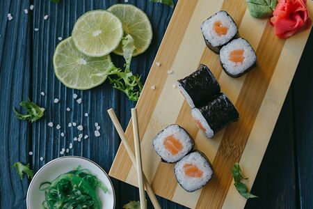 Ролл сяке маки