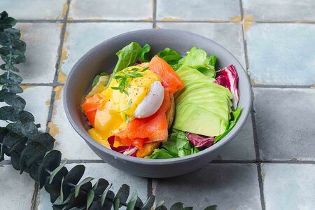 Боул с семгой и яйцом пашот