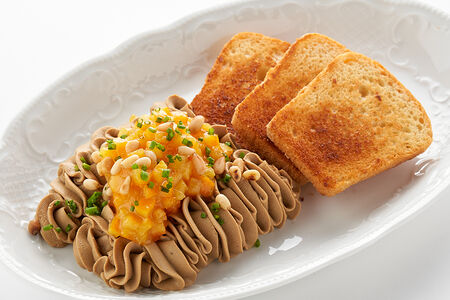 Паштет из печени цыпленка с бриошью и цедрой апельсина в ликере Grand Marnier