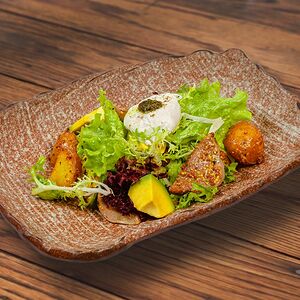 Тёплый салат с языком, авокадо и яйцом пашот