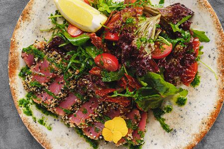 Салат с тунцом и соусом чимичурри