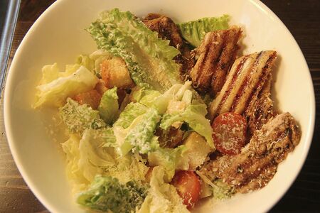 Салат Цезарь с курицей