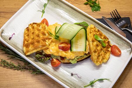 Картофельные вафли с сырным скрэмблом