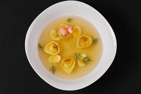 Куриный бульон с тортеллини и перепелиным яйцом