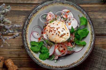 Салат с яйцом пашот