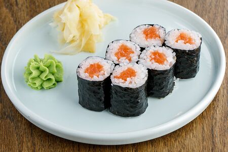 Ролл с лососем