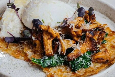 Драники с лисичками и шпинатом