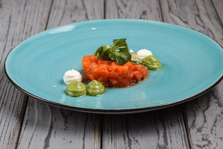 Тартар из форели с кремом из брынзы и авокадо