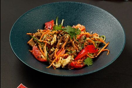 Теплый вьетнамский салат