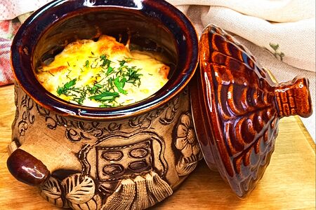 Жаркое с мясом и овощами под сыром