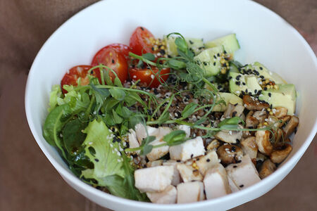 Боул с курицей и гречкой