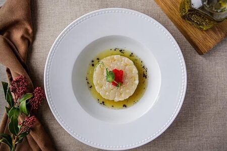 Тартар из гребешка с гуакамоле и имбирным соусом