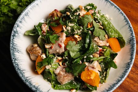 Салат с цыплёнком гриль, кускусом и томатами