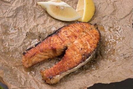 Стейк из форели на углях