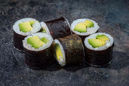 Классический ролл с авокадо