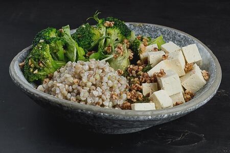 Поке из зеленой гречки с тофу