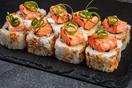 Ролл с опалённым лососем и сыром горгонзола