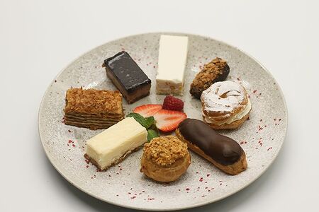 Ассорти мини-пирожных Гусятникоff