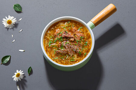 Кислые щи с томленой говядиной и копченой сметаной