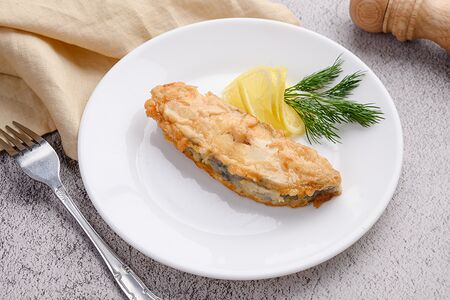 Сайда, жаренная в яйце