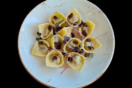 Тортеллини с нежной мраморной говядиной в сливочном соусе