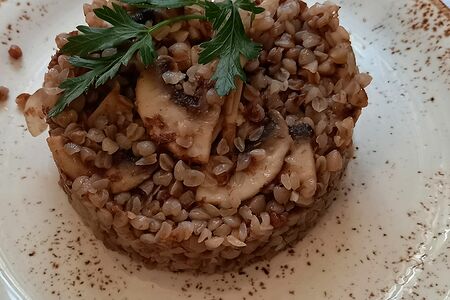 Греча с грибами и обжаренным луком